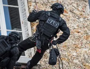 90' Enquêtes - Policiers du Raid : Opérations musclées pour missions à haut risque – affiche