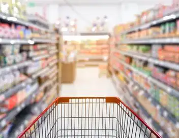 Zone interdite - De l'été à la rentrée : au coeur d'un hypermarché des vacances – affiche