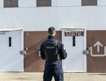 Enquête exclusive - Prisons françaises : au bord de l'implosion ? – affiche