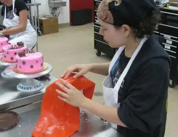 Cake Boss - Saison 4 - Cercueils, costumes et gâteau sur un brancard – affiche