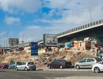 Enquête exclusive - Argent, trafic, débrouille : les secrets des camps roms – affiche