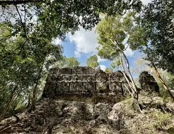 Naachtun, le royaume maya révélé – affiche