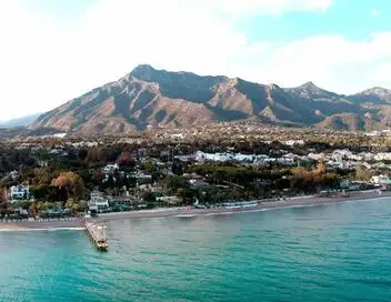 Bienvenue à Marbella ! : Soleil, luxe et farniente – affiche