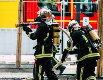 Enquête d'action - Urgence à Toulouse : en immersion avec les pompiers – affiche