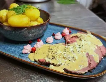 Voyage en cuisine - Suède : le steak de renne – affiche