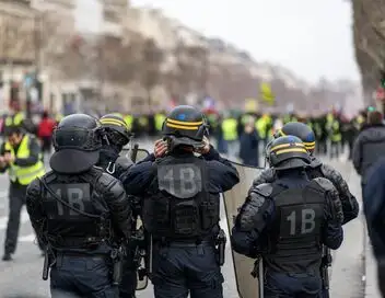 Enquête d'action - Alerte sur les plages : les CRS en première ligne – affiche