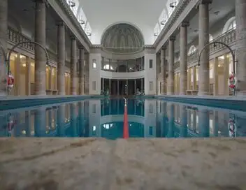 Tous à l'eau ! Des thermes antiques à la piscine privée – affiche