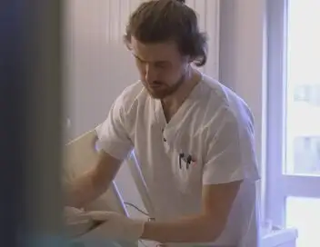 Infirmières, soigner à tout prix ? – affiche