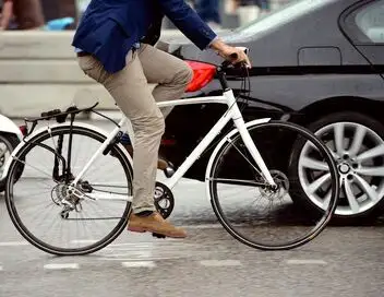 Complément d'enquête - Vélos, voitures : c'est ma route, ma bataille ! – affiche