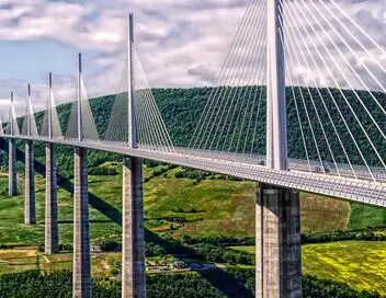 Viaduc de Millau : les secrets du pont le plus haut du monde – affiche