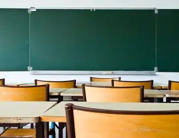 Complément d'enquête - La guerre de l'info sur les bancs de l'école – affiche